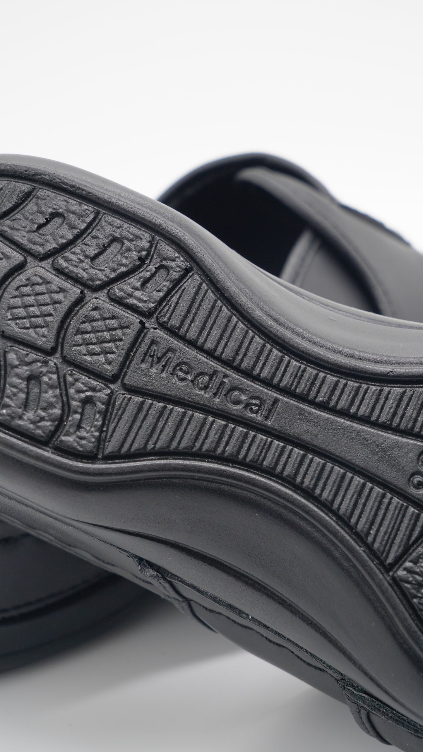 صندلة طبية عصرية تجمع بين الأناقة والعناية بالقدم(Noir)