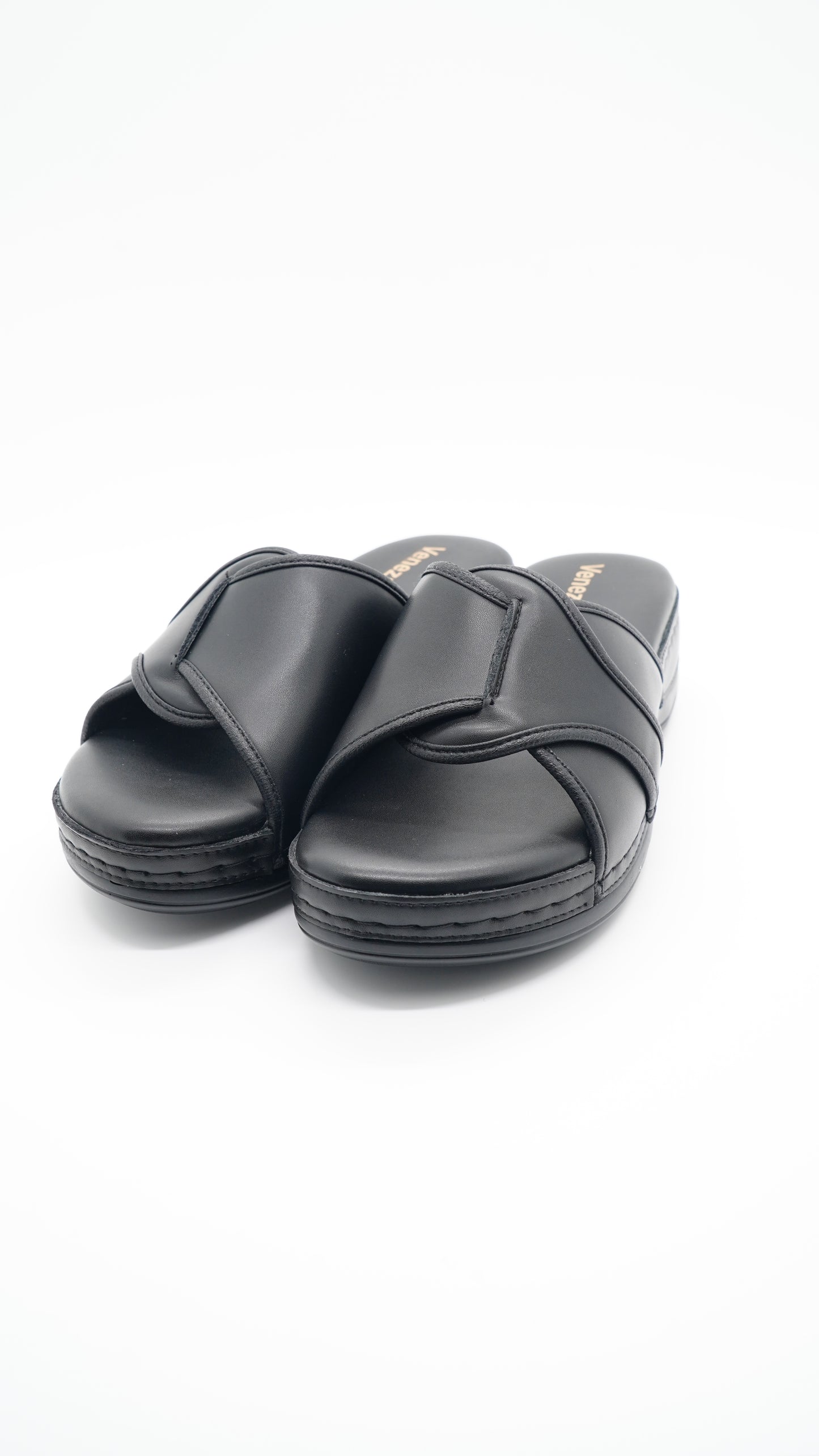 صندلة طبية عصرية تجمع بين الأناقة والعناية بالقدم(Noir)