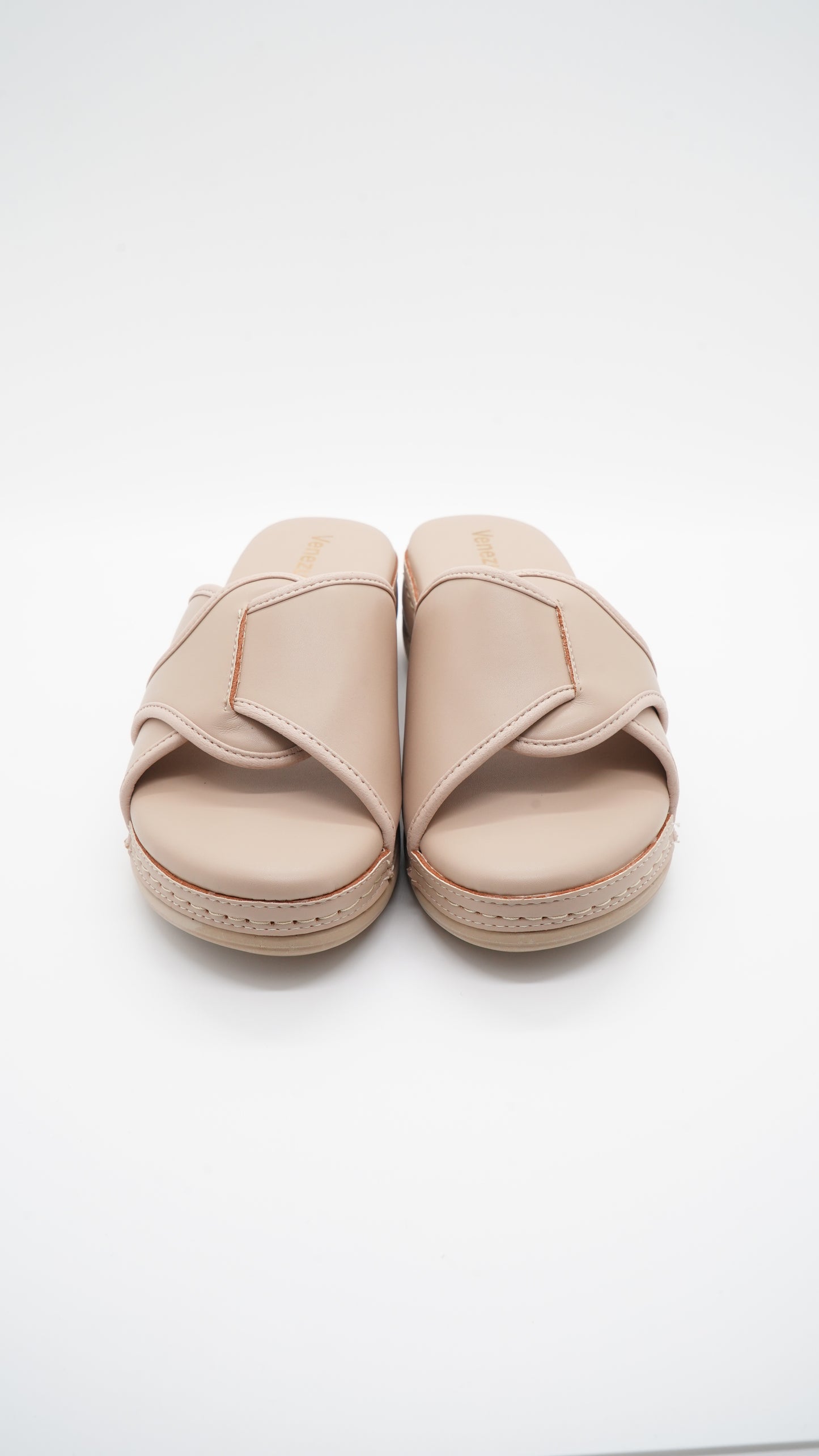 صندلة طبية عصرية تجمع بين الأناقة والعناية بالقدم(Beige)