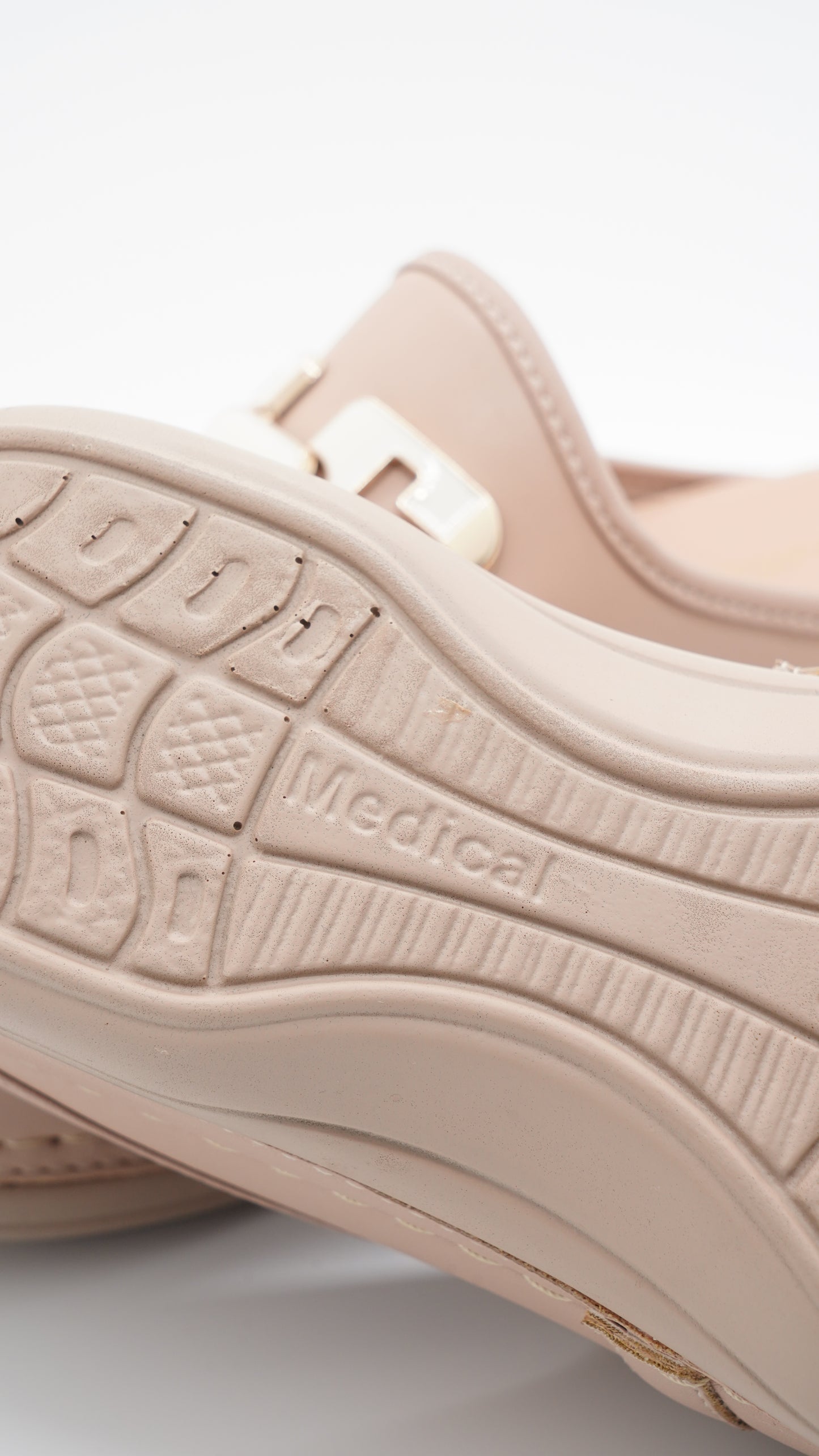 صندلة طبية عصرية تجمع بين الأناقة والعناية بالقدم(Beige)